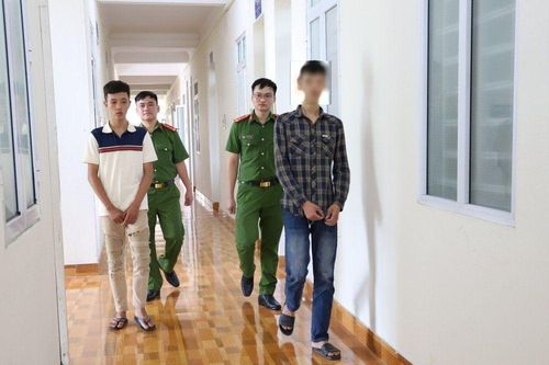Hai anh em ruột chạy xe máy từ Nghệ An vào Hà Tĩnh cướp giật