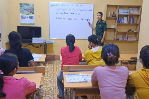 Người thầy giáo mang quân hàm xanh 'thắp sáng' vùng biên giới Gia Lai