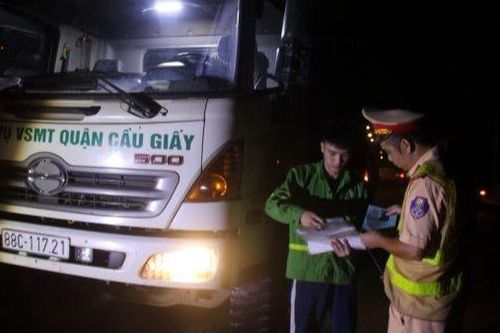 CSGT Công an huyện Sóc Sơn hóa trang ghi hình xử lý xe chở rác rò rỉ nước