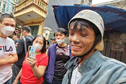 Tặng bằng khen nam shipper cứu người trong vụ cháy 'chung cư mini' phố Khương Hạ