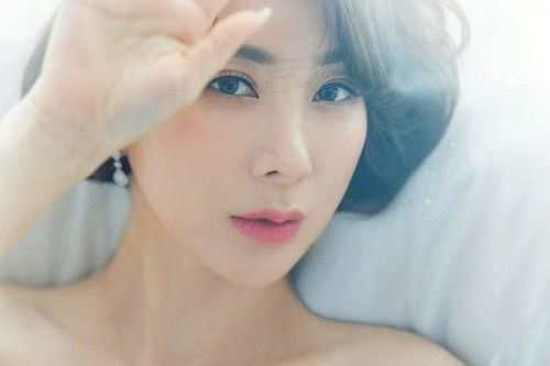 Nữ ca sĩ sốc vì đọc báo mới biết chồng đệ đơn ly hôn sau 7 tháng cưới
