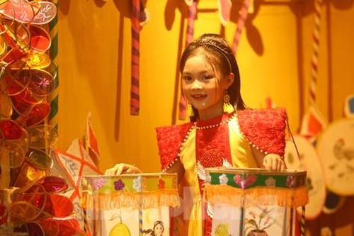 Tuổi thơ 'ùa về' với những mẫu đèn Trung thu cổ từ thời 'ông bà anh'