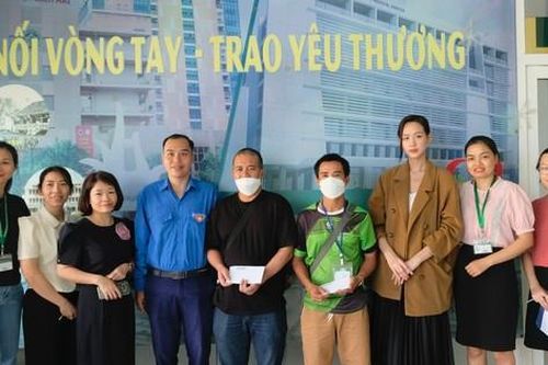 Hoa hậu Bảo Ngọc cùng Đoàn Thanh niên báo Tiền Phong thăm hỏi nạn nhân vụ cháy chung cư ở Khương Hạ