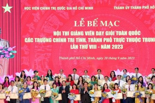 Công nhận 39 giảng viên dạy chính trị xuất sắc