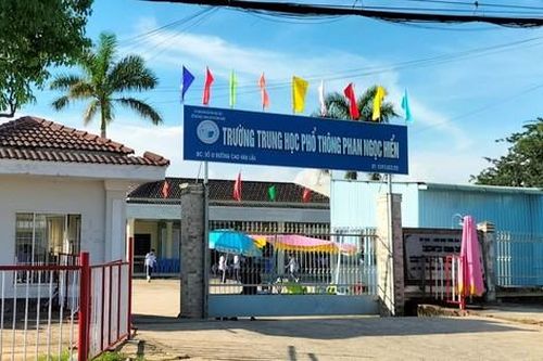 Nữ sinh ở Bạc Liêu bị bạn đánh vào đầu bằng nón bảo hiểm