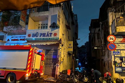 TP.HCM: Cứu hộ 9 căn nhà bị mái tôn đè sau giông lốc