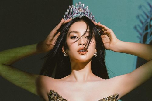 Hoa hậu Tiểu Vy vai trần gợi cảm sau 5 năm đăng quang