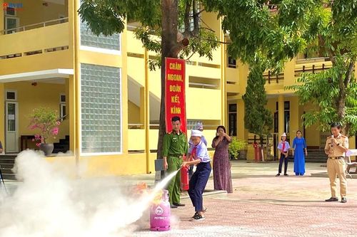 VKSND thị xã Hương Trà tuyên truyền pháp luật, kỹ năng PCCC đến với học sinh