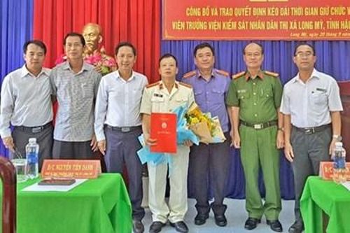 Trao quyết định kéo dài thời gian giữ chức vụ Viện trưởng VKSND thị xã Long Mỹ
