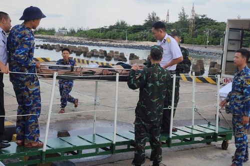 Đưa ngư dân bị bệnh từ đảo Phan Vinh về đảo Trường Sa điều trị