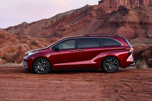 Toyota Sienna 2024 chốt giá gần 900 triệu đồng
