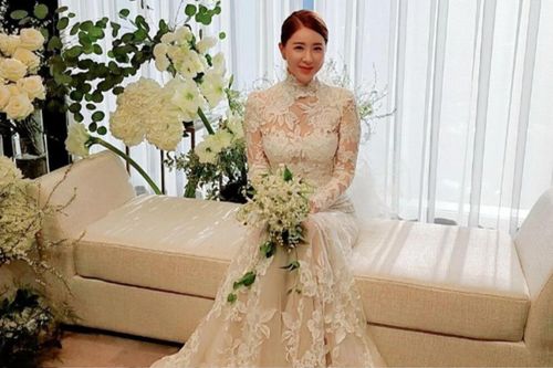 Nữ ca sĩ nổi tiếng phát hiện bị chồng đệ đơn ly hôn khi đọc báo