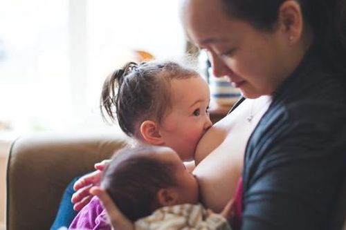 Người mẹ có cần bổ sung thêm canxi và sắt trong quá trình nuôi con bằng sữa mẹ không?