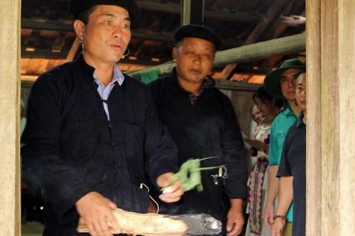 Nghi lễ mời, đón, rước thần giữ lửa của người Mông