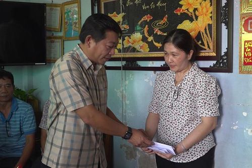Thăm, hỗ trợ gia đình thầy hiệu trưởng qua đời do đột quỵ