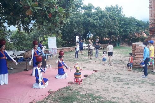 Bên lầu Ông Hoàng nhớ Hàn thi sĩ