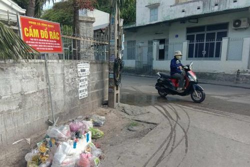 Bỏ rác nơi bảng cấm