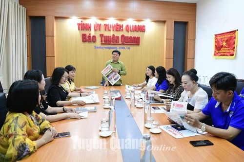 Lãnh đạo báo Đảng địa phương trao đổi nghiệp vụ tại Báo Tuyên Quang