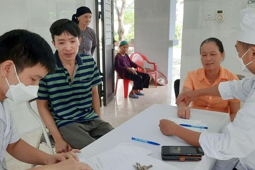 Trên 60 người được khám da liễu để sàng lọc bệnh phong
