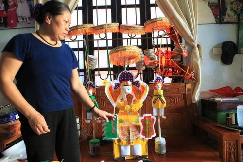 Về làng nghề còn duy nhất một gia đình sản xuất đồ chơi Trung thu truyền thống