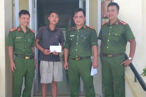 Công an giúp đỡ người đàn ông nghèo bị xe khách bỏ rơi dọc đường