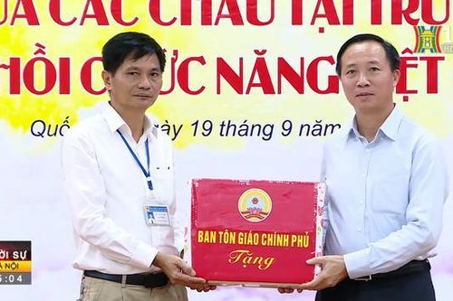 Công đoàn Ban Tôn giáo Chính phủ tặng quà trẻ em