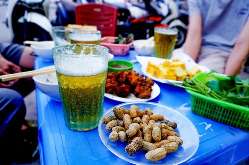 Bia hơi phải uống bằng cốc 'cóc gặm', nhiều người Hà Nội đang quá bảo thủ?