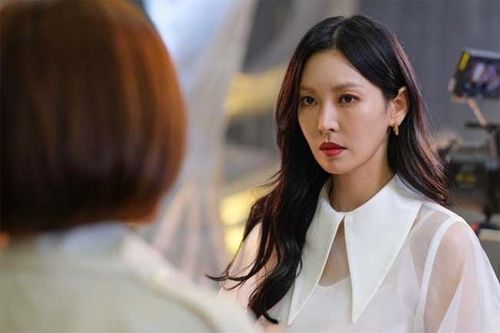 Chị dâu ngồi xem TikTok trong khi mẹ tôi còng lưng lau bếp, nấu cơm