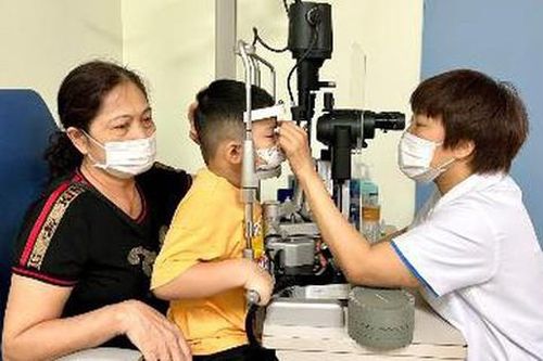 Coi chừng mất thị giác, loạn thị nặng vì sụp mi bẩm sinh