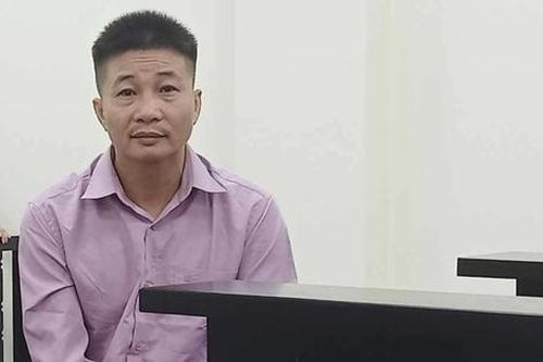 Người đàn ông lái ô tô đâm chủ hàng quần áo để trả thù cho vợ