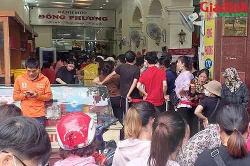 Tái diễn cảnh dòng người 'nuối đuôi nhau' xếp hàng mua bánh Trung thu như thời bao cấp