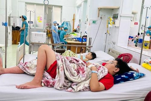 TPHCM: Bệnh tay chân miệng, sốt xuất huyết giảm mạnh; đau mắt đỏ gia tăng