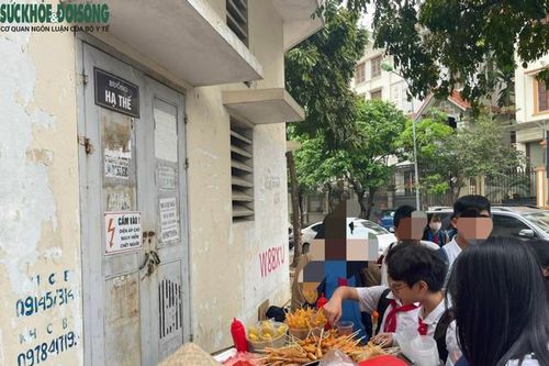 An toàn thực phẩm trước cổng trường học: Phụ huynh lo lắng, trẻ hồn nhiên ăn
