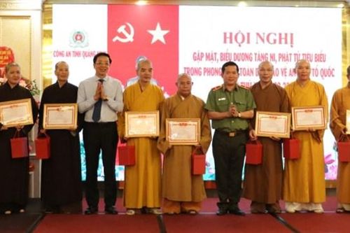 Thiếu tướng Đinh Văn Nơi gặp mặt tăng, ni, phật tử tiêu biểu trong phong trào bảo vệ ANTQ