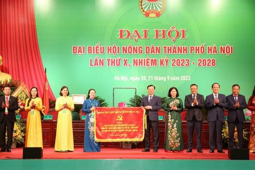 Làm tốt vai trò là cầu nối giữa Ðảng, Nhà nước, thành phố với nông dân