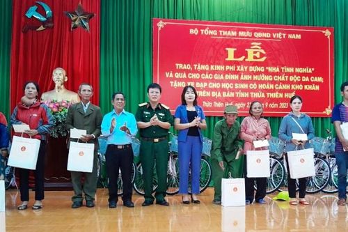 Bộ Tổng Tham mưu trao quà tặng nạn nhân chất độc da cam tại A Lưới
