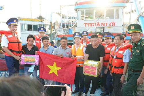 Bộ Tư lệnh Cảnh sát biển thăm, tặng quà Đảng bộ, chính quyền, quân và dân huyện đảo Phú Quý