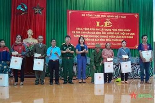 Bộ Tổng Tham mưu: Tặng quà nạn nhân chất độc da cam tại huyện A Lưới