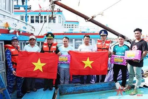 Vùng Cảnh sát biển 3 tuyên truyền pháp luật và tặng quà ngư dân huyện đảo Phú Quý