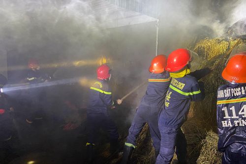 Nhà chứa rơm bốc cháy dữ dội, chủ nhà thoát chết trong đêm