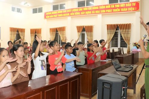 Phó Trưởng Công an xã mở lớp học tiếng Anh miễn phí