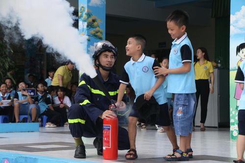 Học sinh Hà Nội thực hành kĩ năng chữa cháy và thoát hiểm khi hỏa hoạn