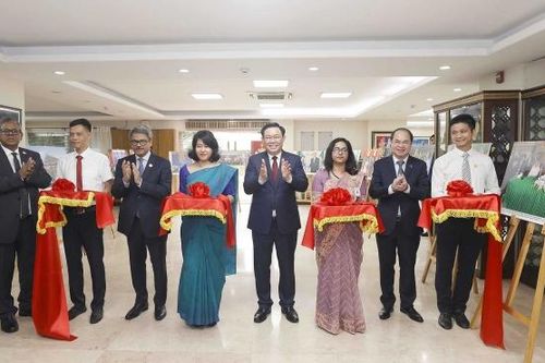 Chủ tịch Quốc hội cắt băng khai trương trưng bày ảnh 50 năm quan hệ Việt Nam-Bangladesh
