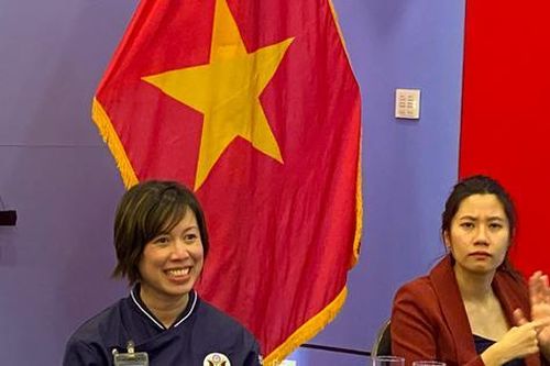 Vua đầu bếp khiếm thị người Mỹ gốc Việt háo hức với món ăn đường phố Hà Nội