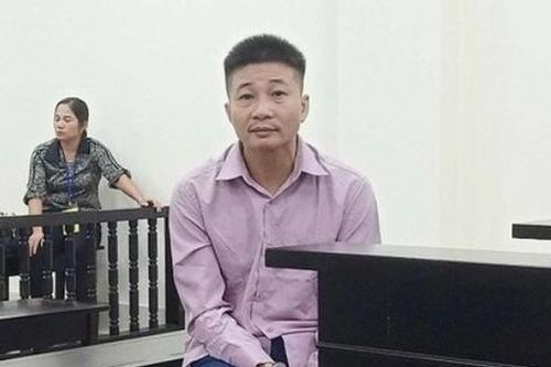 Vợ bị chủ cửa hàng quần áo đánh đập ép mua đồ, gã đàn ông lái ô tô tông trả thù