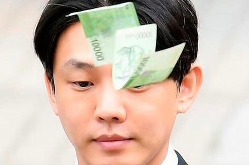 Ảnh đế bị người dân phỉ nhổ, ném tiền vào mặt