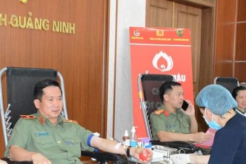 Thiếu tướng Đinh Văn Nơi cùng hơn 200 chiến sĩ, đoàn viên hiến máu