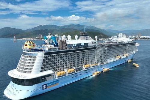 Tàu du lịch cao cấp chở 4.000 khách quốc tế tới Nha Trang