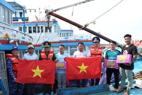 Cảnh sát biển trao tặng cờ Tổ quốc, đồng hành cùng ngư dân huyện đảo Phú Quý