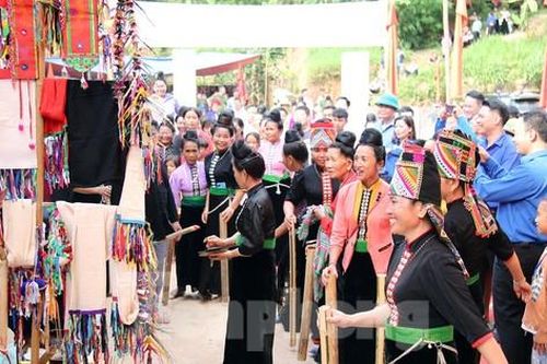 Tưng bừng ngày hội khánh thành Nhà văn hóa cộng đồng dân tộc La Ha